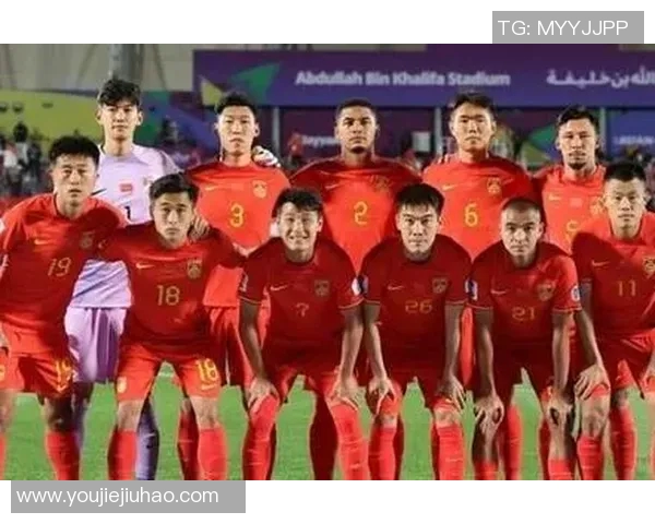 红色球星闪耀绿茵场 足球场上的激情与荣耀之战 红色球星闪耀绿茵场 足球场上的激情与荣耀之战