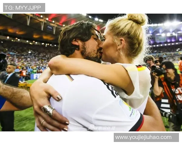 足球明星浪漫接吻瞬间曝光 激动时刻引发全球粉丝热议 足球明星浪漫接吻瞬间曝光 激动时刻引发全球粉丝热议