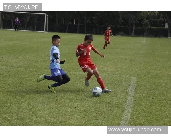 夸赞小小足球球星勇敢拼搏展现无限潜力点燃绿茵场梦想之光